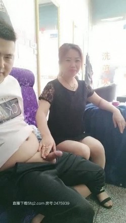 风骚的理发店老板娘，趁店里没人对着门口撩边上小哥大鸡巴，撅着屁股抽插爆草真刺激，小黑屋全裸爆草呻吟 截图3