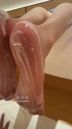【丝足狂喜】推特28万粉丝国产原创丝袜足交博主「酥小强」付费私拍 线下专约素人模特足交抚摸调情 截图4