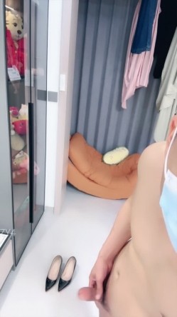 ️长腿女神【一只奶兔哟】模特女神腿玩年 黑丝高跟大长腿 平胸女神调教深喉口交 截图6