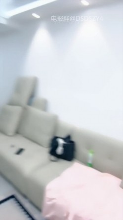 ️长腿女神【一只奶兔哟】模特女神腿玩年 黑丝高跟大长腿 平胸女神调教深喉口交 截图9