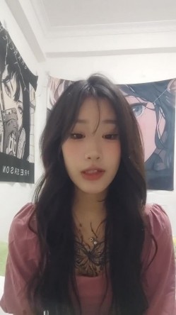 胸前纹身极品美少女！外表甜美乖巧！收费房大尺度，浴室洗澡湿身，妹妹很听话，跳蛋震穴，假吊快速抽插 截图2