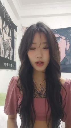 胸前纹身极品美少女！外表甜美乖巧！收费房大尺度，浴室洗澡湿身，妹妹很听话，跳蛋震穴，假吊快速抽插 截图3