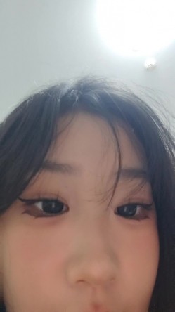 胸前纹身极品美少女！外表甜美乖巧！收费房大尺度，浴室洗澡湿身，妹妹很听话，跳蛋震穴，假吊快速抽插 截图6