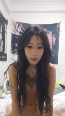 胸前纹身极品美少女！外表甜美乖巧！收费房大尺度，浴室洗澡湿身，妹妹很听话，跳蛋震穴，假吊快速抽插 截图7