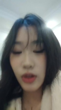 胸前纹身极品美少女！外表甜美乖巧！收费房大尺度，浴室洗澡湿身，妹妹很听话，跳蛋震穴，假吊快速抽插 截图11