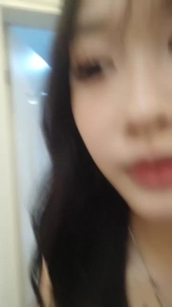 胸前纹身极品美少女！外表甜美乖巧！收费房大尺度，浴室洗澡湿身，妹妹很听话，跳蛋震穴，假吊快速抽插 截图12