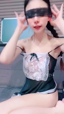️骚浪母狗【妮妮老师】熟妇情趣网袜塞跳蛋裸舞口爆大力猛操 截图1