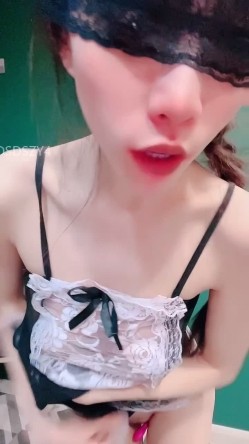 ️骚浪母狗【妮妮老师】熟妇情趣网袜塞跳蛋裸舞口爆大力猛操 截图2