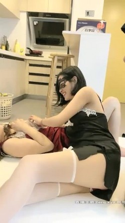 【人间水蜜桃】三女一男一起玩，红色睡衣妹子上位骑乘大力猛操呻吟 截图5