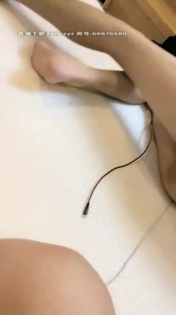 【人间水蜜桃】三女一男一起玩，红色睡衣妹子上位骑乘大力猛操呻吟 截图7