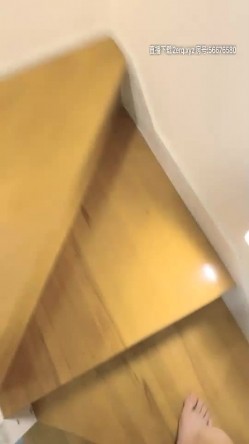 【人间水蜜桃】三女一男一起玩，红色睡衣妹子上位骑乘大力猛操呻吟 截图16