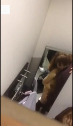 真实商场试衣间偷拍 某领导和情人竟在试衣间里搞起来了 外面很多人在讲话 露脸 截图2