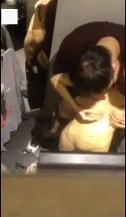 真实商场试衣间偷拍 某领导和情人竟在试衣间里搞起来了 外面很多人在讲话 露脸 截图4
