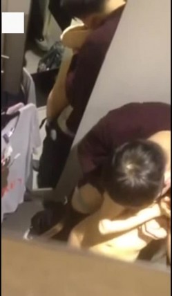 真实商场试衣间偷拍 某领导和情人竟在试衣间里搞起来了 外面很多人在讲话 露脸 截图5