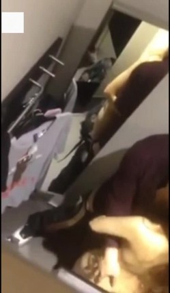 真实商场试衣间偷拍 某领导和情人竟在试衣间里搞起来了 外面很多人在讲话 露脸 截图8
