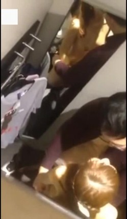 真实商场试衣间偷拍 某领导和情人竟在试衣间里搞起来了 外面很多人在讲话 露脸 截图10