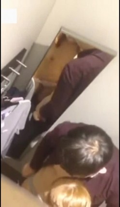 真实商场试衣间偷拍 某领导和情人竟在试衣间里搞起来了 外面很多人在讲话 露脸 截图14