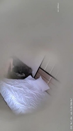 【酒店摄像头破解】，大叔与少妇的情史，喜爱看电视的少妇，口着鸡巴也要看，经典骑马姿势，经验真丰富！ 截图10
