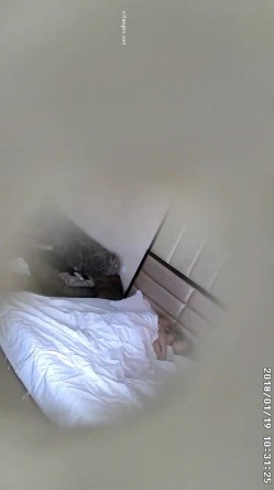 【酒店摄像头破解】，大叔与少妇的情史，喜爱看电视的少妇，口着鸡巴也要看，经典骑马姿势，经验真丰富！ 截图13