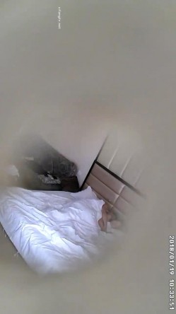 【酒店摄像头破解】，大叔与少妇的情史，喜爱看电视的少妇，口着鸡巴也要看，经典骑马姿势，经验真丰富！ 截图14