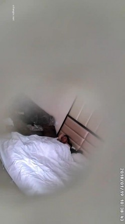 【酒店摄像头破解】，大叔与少妇的情史，喜爱看电视的少妇，口着鸡巴也要看，经典骑马姿势，经验真丰富！ 截图16