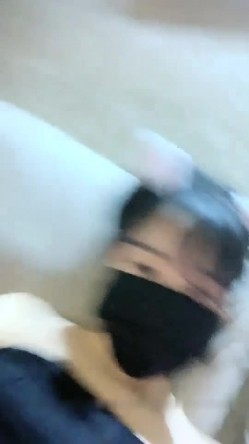 娇小身网红脸萌妹子【小骚猫】大尺度自慰秀，微毛粉穴按摩器震动跳蛋一起用 截图6