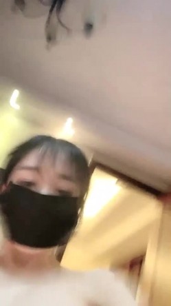 娇小身网红脸萌妹子【小骚猫】大尺度自慰秀，微毛粉穴按摩器震动跳蛋一起用 截图10