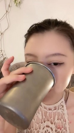 极品尤物网红御姐！居家道具自慰操逼！振动棒磨蹭阴蒂，炮友趁机插入，爽的淫水直流好骚 截图3