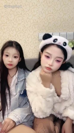 嫩妹【菲菲每天都饿】少女之心 携闺蜜一起 全裸自慰秀 极品身材大奶嫩穴 高能无尿点 截图2