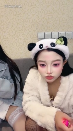嫩妹【菲菲每天都饿】少女之心 携闺蜜一起 全裸自慰秀 极品身材大奶嫩穴 高能无尿点 截图3