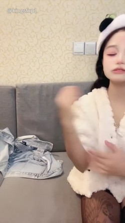 嫩妹【菲菲每天都饿】少女之心 携闺蜜一起 全裸自慰秀 极品身材大奶嫩穴 高能无尿点 截图5