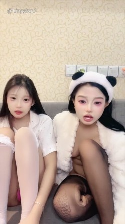 嫩妹【菲菲每天都饿】少女之心 携闺蜜一起 全裸自慰秀 极品身材大奶嫩穴 高能无尿点 截图11