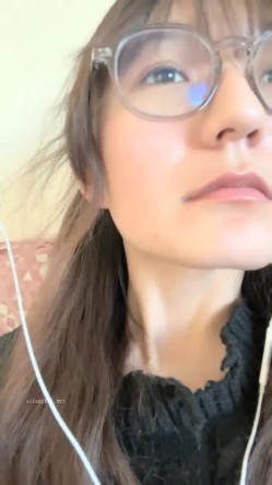 核弹！极品反差婊~【是个骚母狗】10个眼镜9个骚~一脸贱样，不知道谁调教的 截图1