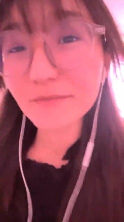 核弹！极品反差婊~【是个骚母狗】10个眼镜9个骚~一脸贱样，不知道谁调教的 截图2