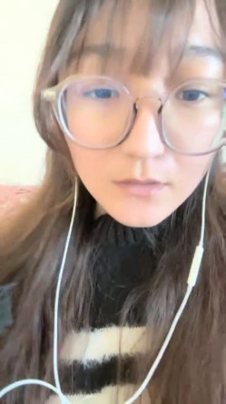 核弹！极品反差婊~【是个骚母狗】10个眼镜9个骚~一脸贱样，不知道谁调教的 截图4
