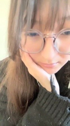 核弹！极品反差婊~【是个骚母狗】10个眼镜9个骚~一脸贱样，不知道谁调教的 截图5