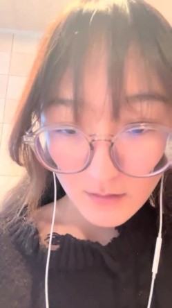 核弹！极品反差婊~【是个骚母狗】10个眼镜9个骚~一脸贱样，不知道谁调教的 截图9