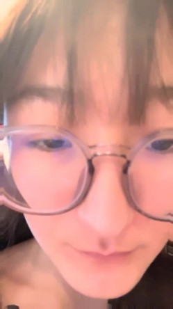 核弹！极品反差婊~【是个骚母狗】10个眼镜9个骚~一脸贱样，不知道谁调教的 截图10
