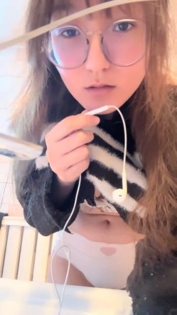 核弹！极品反差婊~【是个骚母狗】10个眼镜9个骚~一脸贱样，不知道谁调教的 截图11