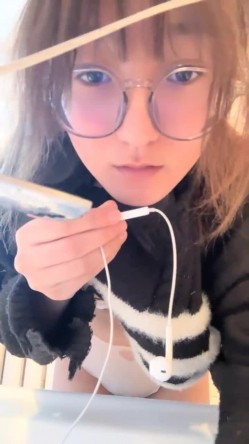 核弹！极品反差婊~【是个骚母狗】10个眼镜9个骚~一脸贱样，不知道谁调教的 截图12