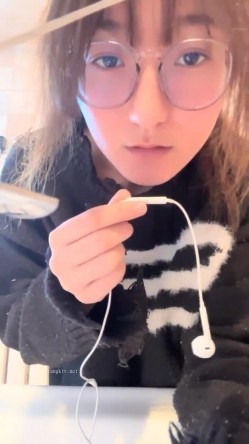 核弹！极品反差婊~【是个骚母狗】10个眼镜9个骚~一脸贱样，不知道谁调教的 截图14