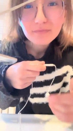 核弹！极品反差婊~【是个骚母狗】10个眼镜9个骚~一脸贱样，不知道谁调教的 截图15