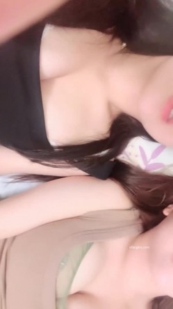 18岁姐妹直播首播下海！榜一双姐妹~双乳交叠掰穴! 截图1