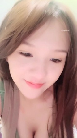18岁姐妹直播首播下海！榜一双姐妹~双乳交叠掰穴! 截图4