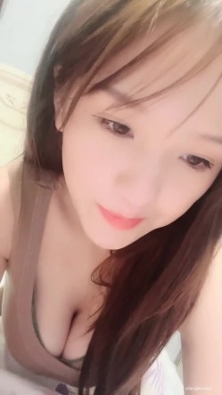 18岁姐妹直播首播下海！榜一双姐妹~双乳交叠掰穴! 截图10