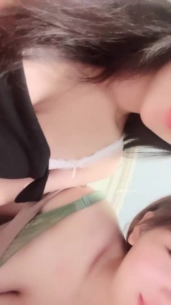 18岁姐妹直播首播下海！榜一双姐妹~双乳交叠掰穴! 截图11