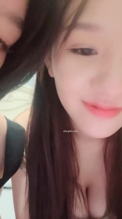 18岁姐妹直播首播下海！榜一双姐妹~双乳交叠掰穴! 截图13