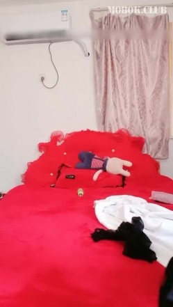 风骚居家夫妻婚房内啪啪,被狼友发现有点像自己小姨子,无巧不成书 截图1