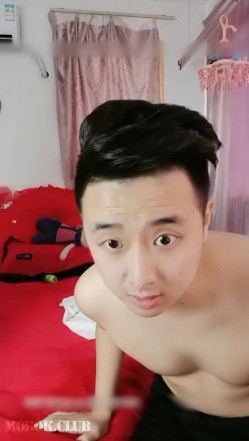 风骚居家夫妻婚房内啪啪,被狼友发现有点像自己小姨子,无巧不成书 截图3