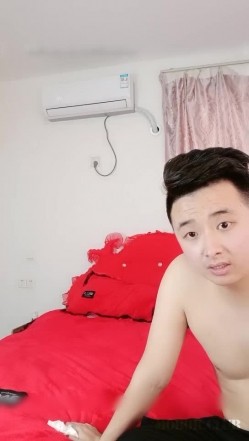 风骚居家夫妻婚房内啪啪,被狼友发现有点像自己小姨子,无巧不成书 截图12